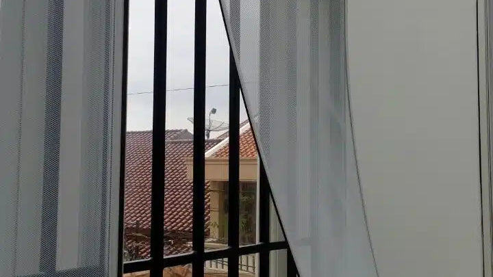 Cara Membersihkan Kasa Nyamuk Magnet