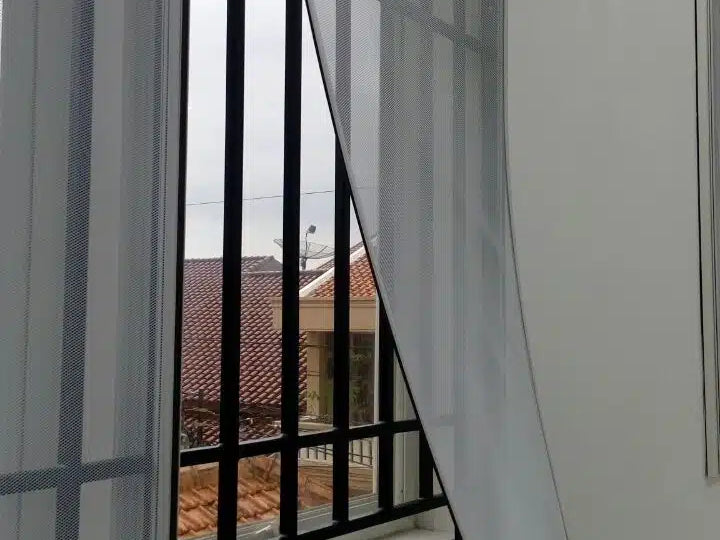 Cara Membersihkan Kasa Nyamuk Magnet