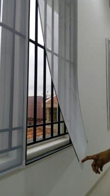 Cara Membersihkan Kasa Nyamuk Magnet